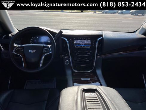 Used 2018 Cadillac Escalade ESV Luxury RWD image 19