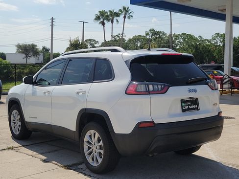 Used 2021 Jeep Cherokee Latitude w/ Mopar Interior Package FWD image 3
