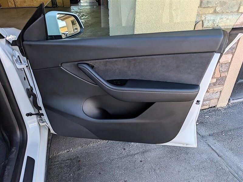 Used 2021 Tesla Model Y Long Range AWD/4WD image 29