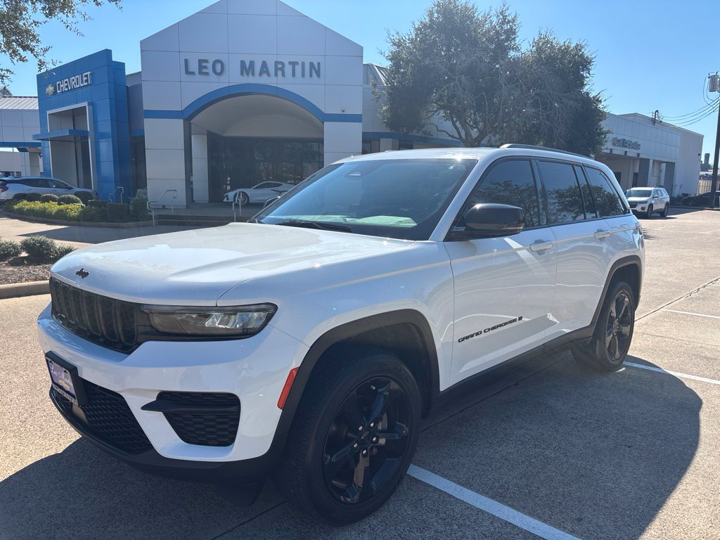 Used 2023 Jeep Grand Cherokee Altitude AWD/4WD image 1