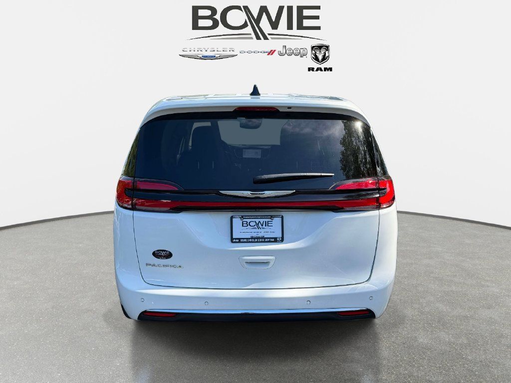 Used 2024 Chrysler Pacifica Touring-L FWD image 3