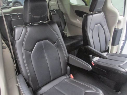 Used 2023 Chrysler Pacifica Touring-L FWD image 26