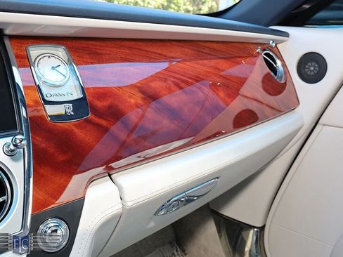 Used 2016 Rolls-Royce Dawn RWD image 33
