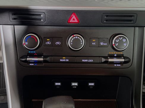 Used 2024 Kia Carnival LX FWD image 26