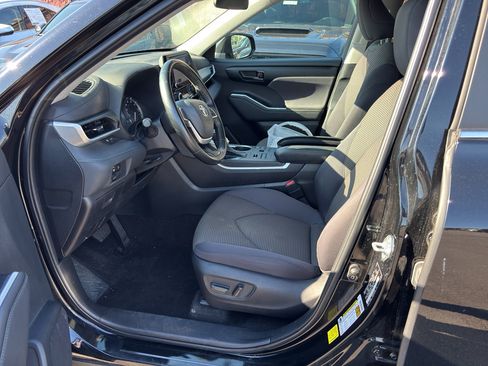 Used 2023 Toyota Highlander LE AWD/4WD image 8