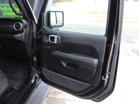 Used 2018 Jeep Wrangler Unlimited Sahara image 10