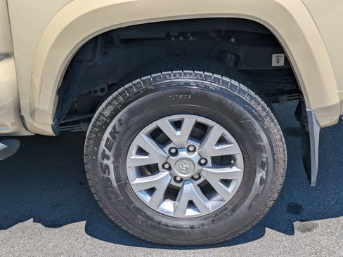 Used 2019 Toyota Tacoma SR5 RWD image 8