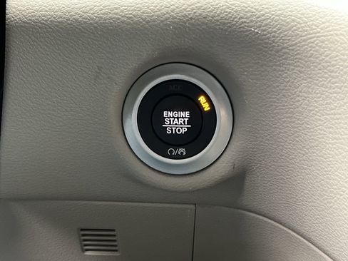 Used 2024 Chrysler Pacifica Touring-L image 21