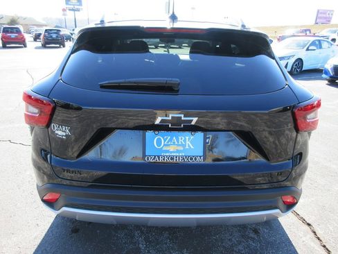 Used 2025 Chevrolet Trax LT w/ LT Convenience Package image 4