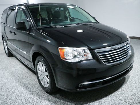 Used 2016 Chrysler Town & Country Touring FWD image 5