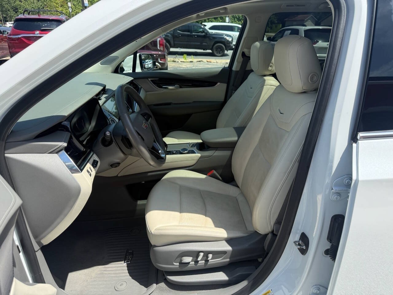 Used 2022 Cadillac XT6 Premium Luxury w/ Technology Package FWD image 6