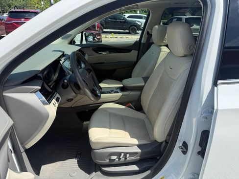 Used 2022 Cadillac XT6 Premium Luxury w/ Technology Package FWD image 6