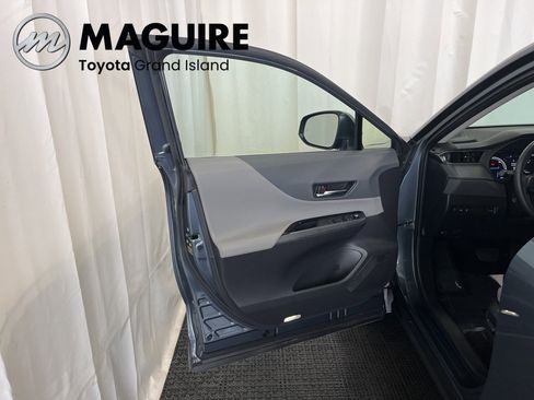 Used 2023 Toyota Venza LE image 17