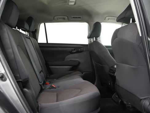 Used 2023 Toyota Highlander LE FWD image 12