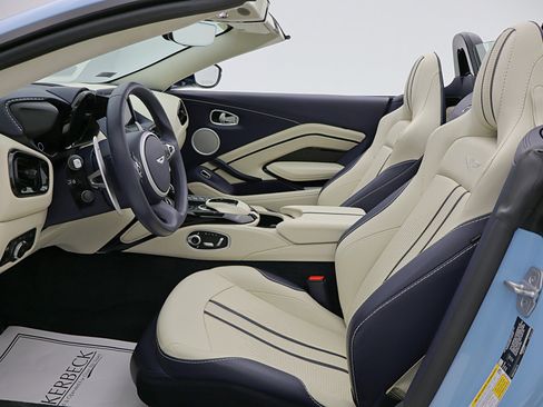 Used 2022 Aston Martin V8 Vantage Roadster RWD image 40