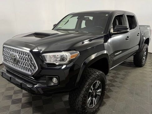 Used 2019 Toyota Tacoma TRD Sport AWD/4WD image 3