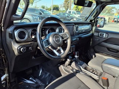 Used 2023 Jeep Gladiator Overland image 16
