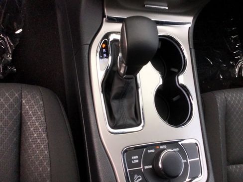 Used 2020 Jeep Grand Cherokee Laredo AWD/4WD image 15