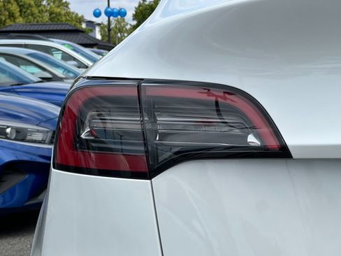 Used 2023 Tesla Model Y Long Range AWD/4WD image 25