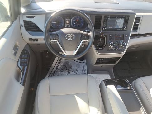 Used 2020 Toyota Sienna Limited image 11