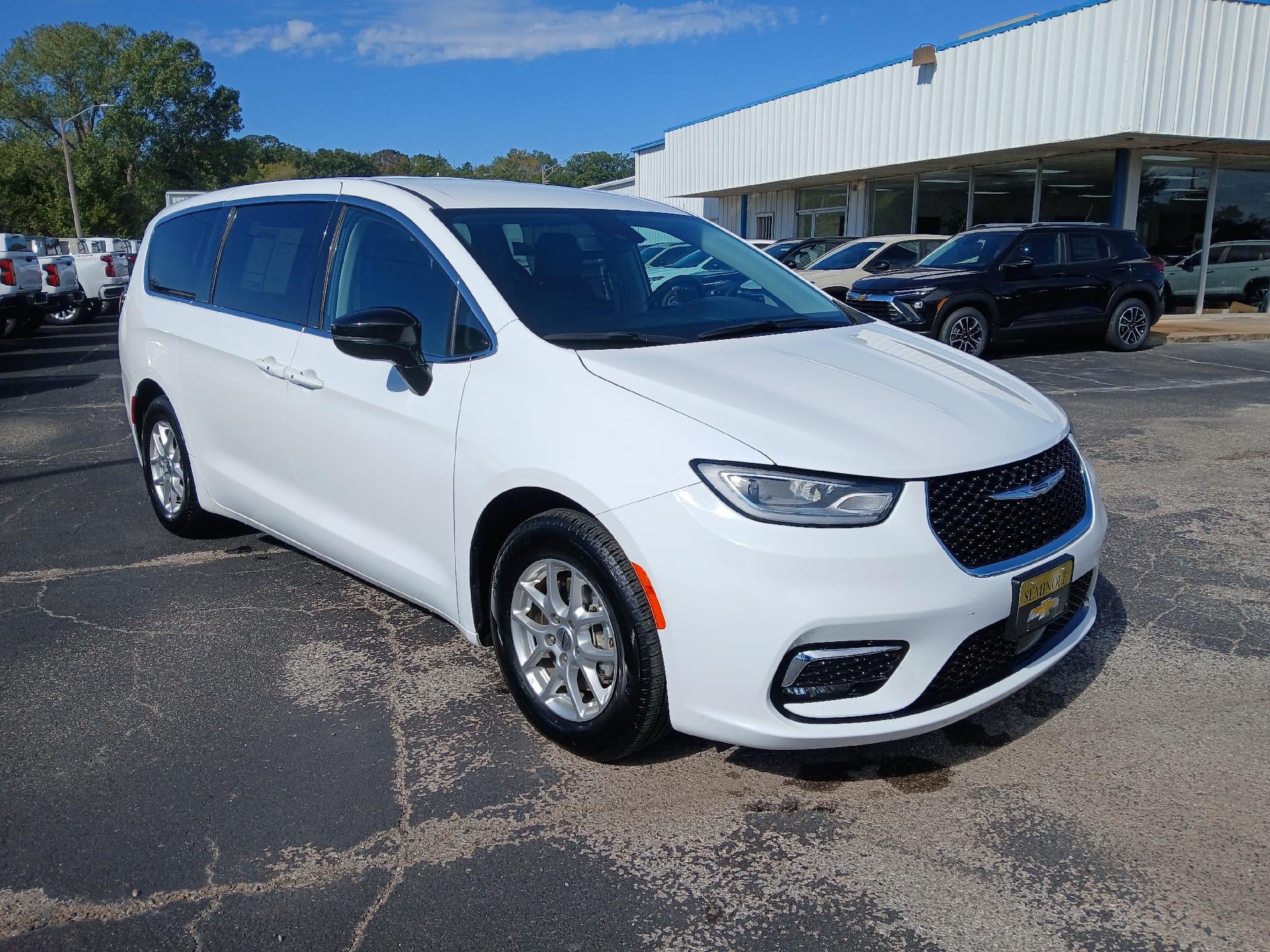 Used 2024 Chrysler Pacifica Touring-L FWD image 7