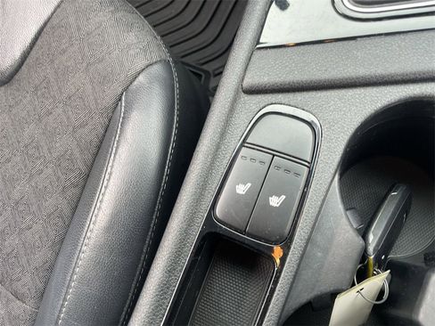 Used 2017 Kia Niro EX image 28