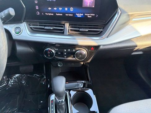 Used 2025 Chevrolet Trax LT FWD image 30