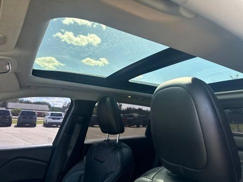 Used 2019 Jeep Cherokee Limited AWD/4WD image 6