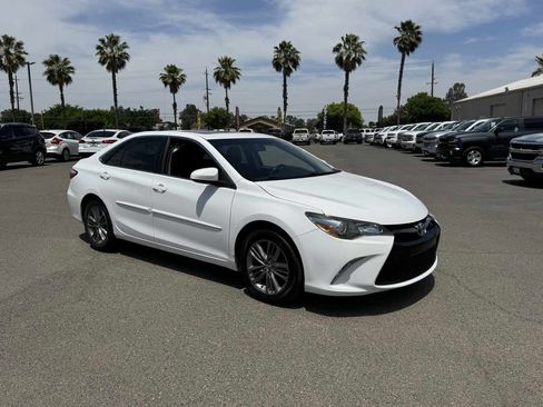 Used 2017 Toyota Camry SE w/ Moonroof Package FWD image 11
