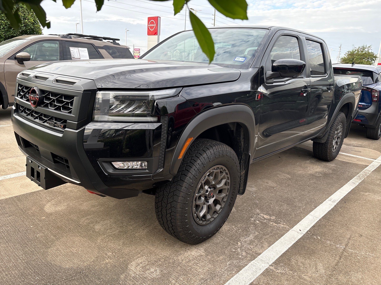 Used 2026 Nissan Frontier PRO-4X w/ Pro-4x Convenience Package AWD/4WD image 2