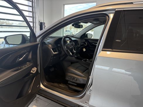 Used 2024 GMC Terrain SLT w/ Infotainment Package II image 9