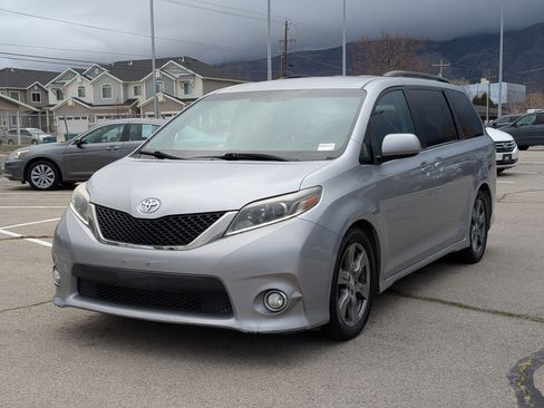 Used 2017 Toyota Sienna SE image 10