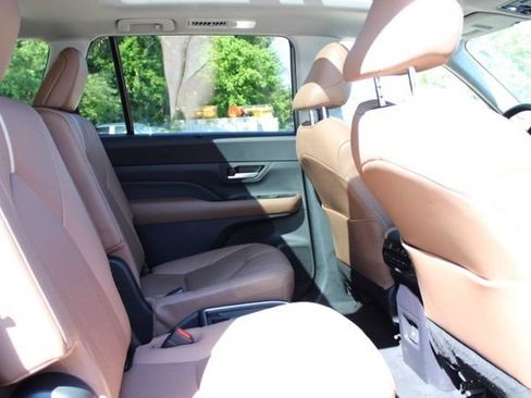 Used 2024 Toyota Grand Highlander AWD image 15