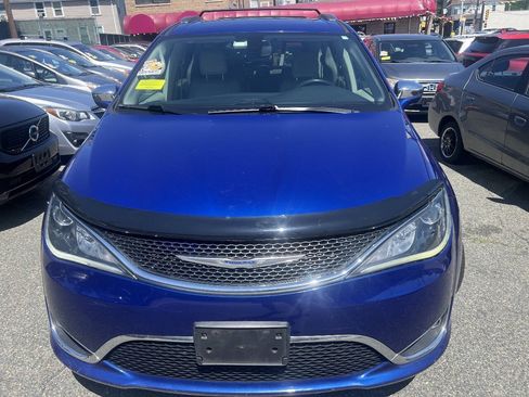 Used 2020 Chrysler Pacifica Limited FWD image 2