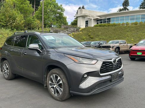 Used 2021 Toyota Highlander XLE AWD/4WD image 5