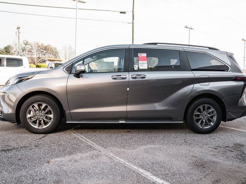 New 2026 Toyota Sienna XLE image 4