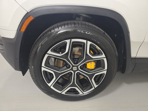 Used 2024 Rivian R1S Adventure AWD/4WD image 9