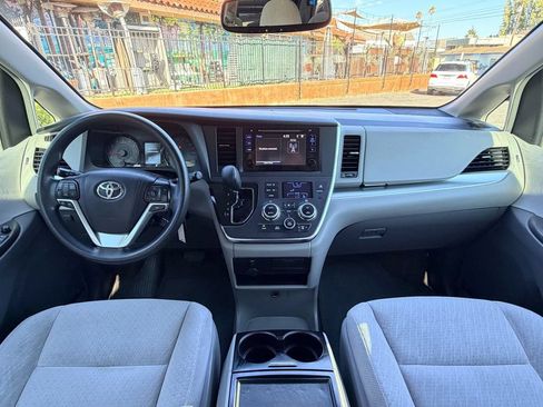 Used 2017 Toyota Sienna LE FWD image 17