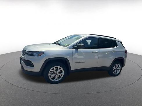 Used 2025 Jeep Compass Latitude AWD/4WD image 7