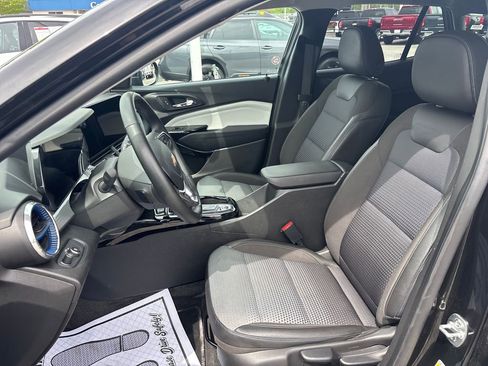 Used 2025 Chevrolet Trax LT w/ LT Convenience Package FWD image 14