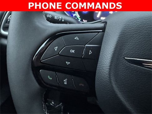 Used 2024 Chrysler Pacifica Select image 27