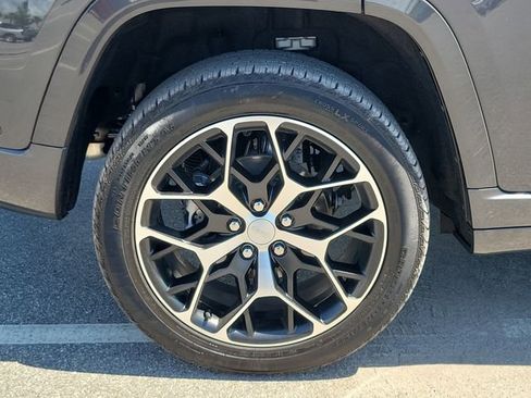 Used 2025 Jeep Grand Cherokee Summit AWD/4WD image 7