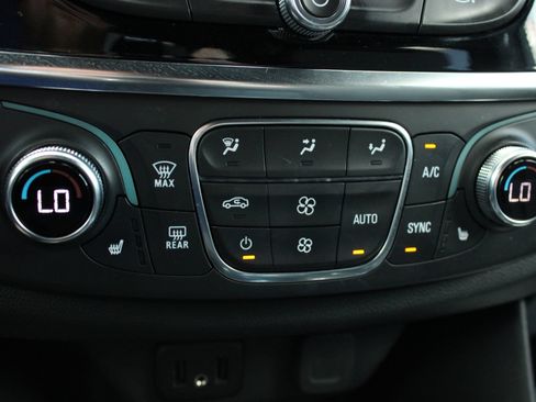 Used 2023 Chevrolet Traverse LT FWD image 43