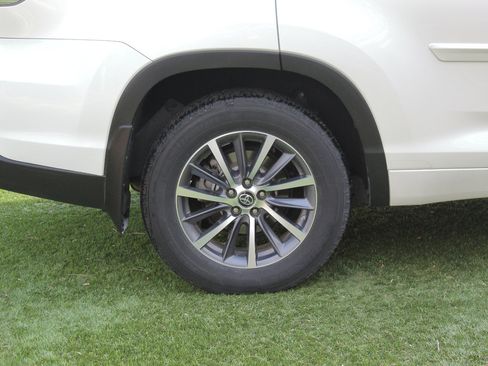 Used 2017 Toyota Highlander XLE image 15