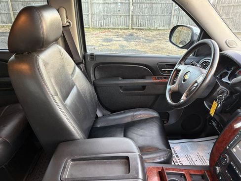 Used 2014 Chevrolet Suburban LTZ image 23