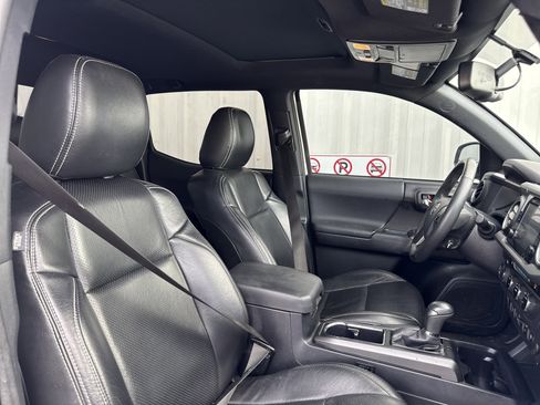 Used 2017 Toyota Tacoma TRD Sport w/ Premium & Technology Package image 33