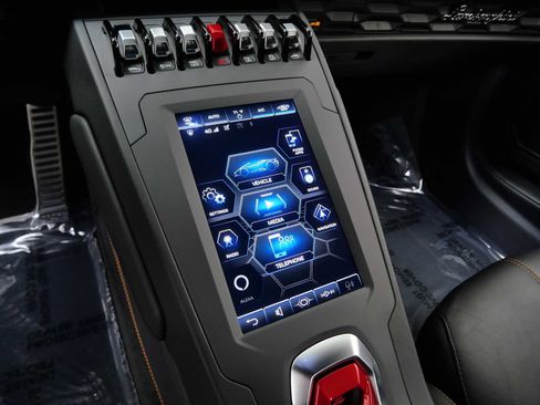 Used 2021 Lamborghini Huracan EVO image 24