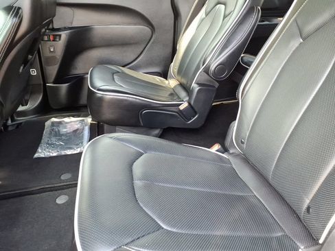Certified 2025 Chrysler Pacifica Limited FWD image 17