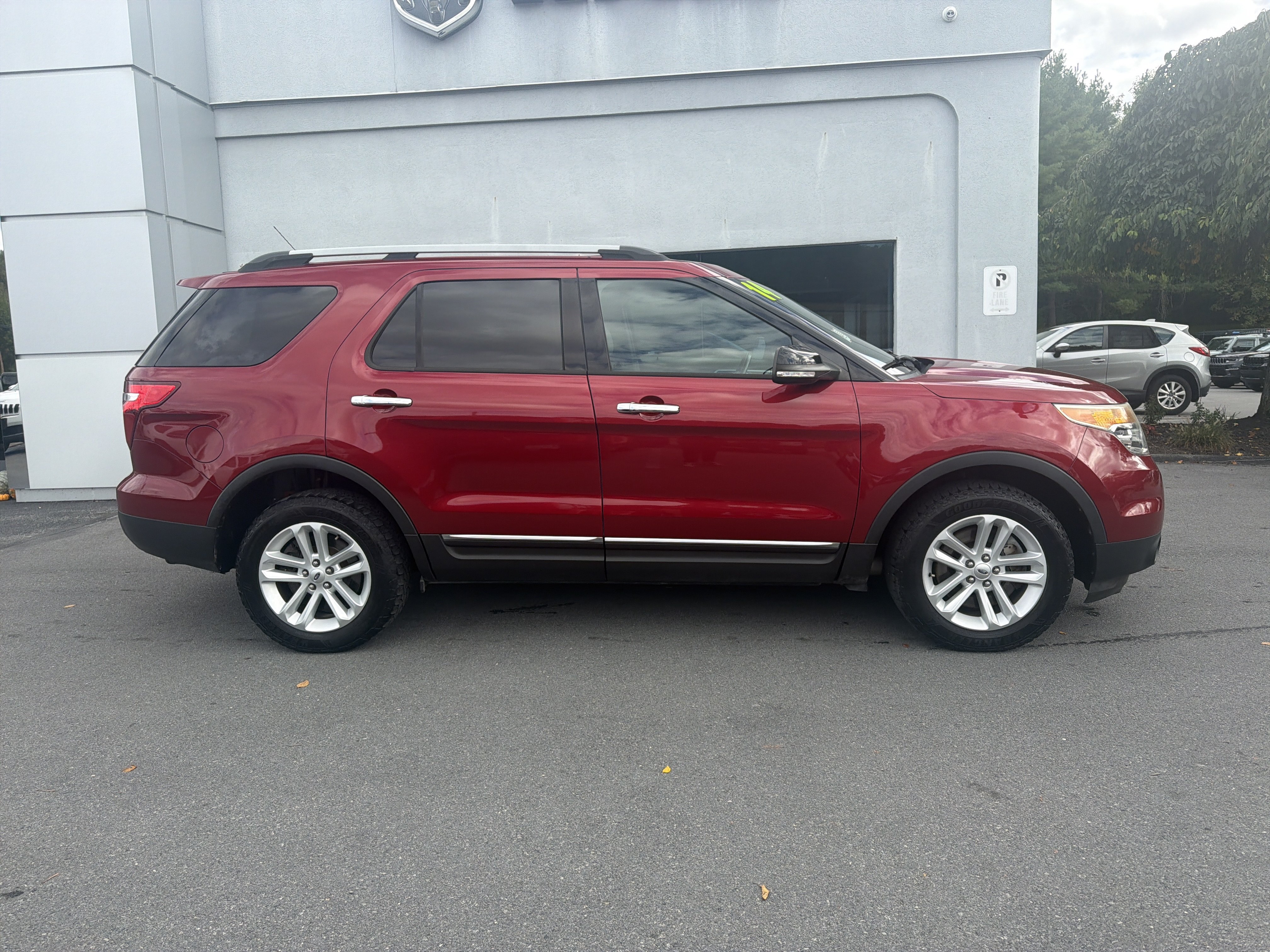Used 2014 Ford Explorer XLT w/ Equipment Group 202A AWD/4WD image 2