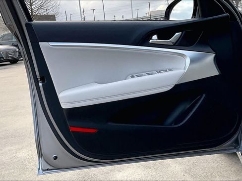 Used 2025 Genesis G70 2.5T RWD image 41